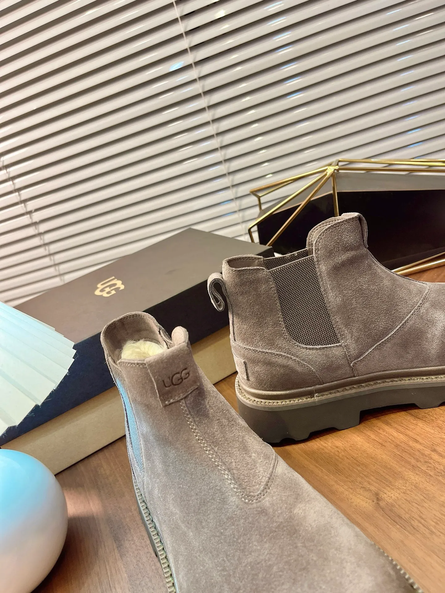 【UGG】 P: 600💰 Size: 40 to 44 (45 custom-made) 2025 new style 𝑼𝑮𝑮•Men's ◾️. Winter snow boots and fur shoes. The matching coefficient is also 100%. 💥Good-looking✨Fully fashionable and stylish when worn. 📈 Lager casual boots, lace-up style. The heels are decorated with hot embossed brand logos. Item No.: 1171113 Upper: high-quality cow suede Lining: sheepskin imported from Australia 🐑The inner lining is made of Australian lamb wool Outsole: EVA non-slip outsole.